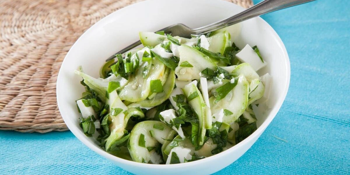 Простые и быстрые: рецепты дачных салатов с сочными овощами и зеленью