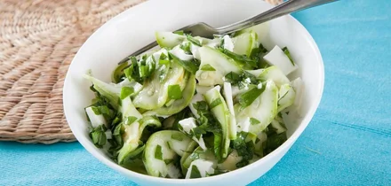 Простые и быстрые: рецепты дачных салатов с сочными овощами и зеленью