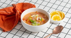 Томатный суп с рыбой и морепродуктами
