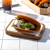 Такос с томлёными говяжьими щечками