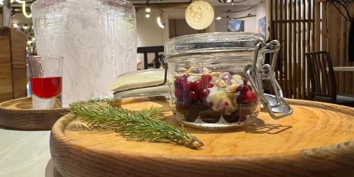Десерт из ягод в ресторане «Сибирь зовёт». Фото Дарьи Ардаминой