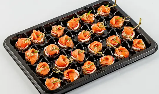 Мини-брускетты с лососем слабосолёным и сырным кремом, 24 шт