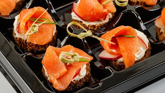 Мини-брускетты с лососем слабосолёным и сырным кремом, 24 шт