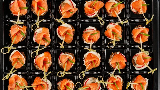 Мини-брускетты с лососем слабосолёным и сырным кремом, 24 шт