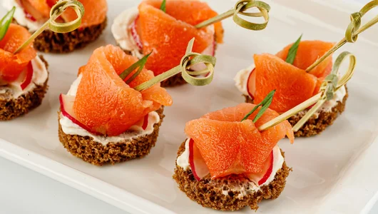 Мини-брускетты с лососем слабосолёным и сырным кремом, 24 шт