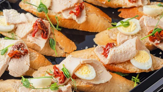 Брускетта цезарь с индейкой, 10 шт