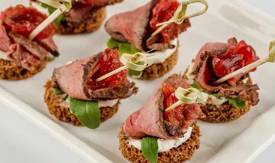 Мини-брускетты с ростбифом и луком конфи, 24 шт