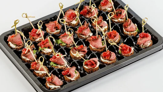 Мини-брускетты с ростбифом и луком конфи, 24 шт