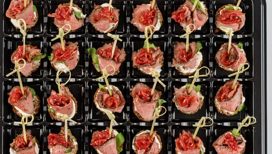 Мини-брускетты с ростбифом и луком конфи, 24 шт