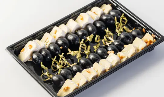 Канапе с виноградом и сыром камамбер, 20 шт