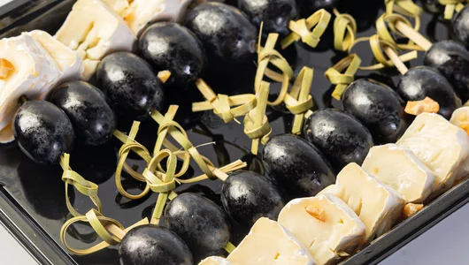 Канапе с виноградом и сыром камамбер, 20 шт