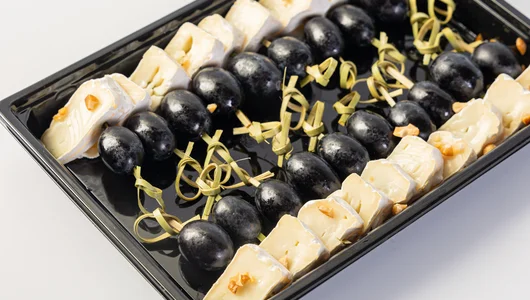 Канапе с виноградом и сыром камамбер, 20 шт