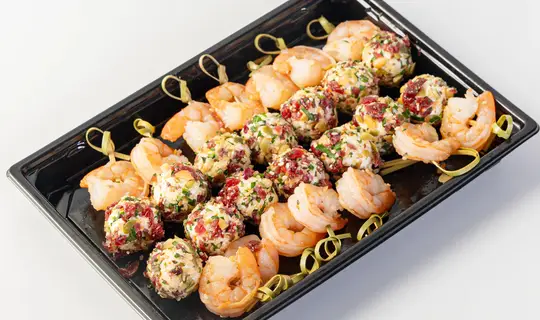 Канапе с креветкой и творожного сыра с орехами и вяленой клюквой, 14 шт