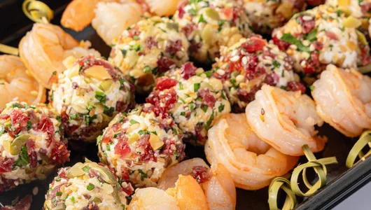 Канапе с креветкой и творожного сыра с орехами и вяленой клюквой, 14 шт