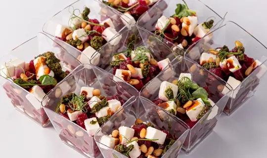 Фуршетный салат «Со свеклой и сыром фета» в стаканчиках, 9 шт