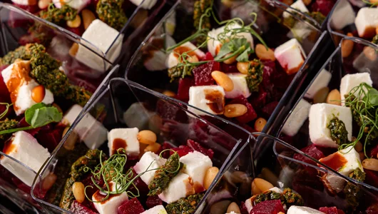 Фуршетный салат «Со свеклой и сыром фета» в стаканчиках, 9 шт