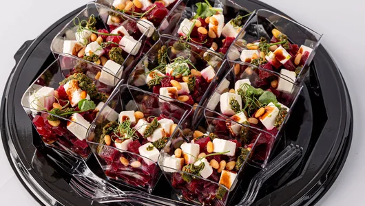 Фуршетный салат «Со свеклой и сыром фета» в стаканчиках, 9 шт