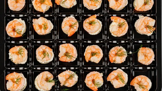 Мини-брускетты с тигровой креветкой и сырным кремом, 24 шт