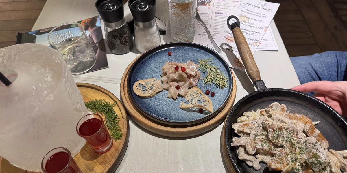 Коктейль «Поцелуй Байкала», сагудай из омуля и жарёха с лисичками. Фото Дарьи Ардаминой