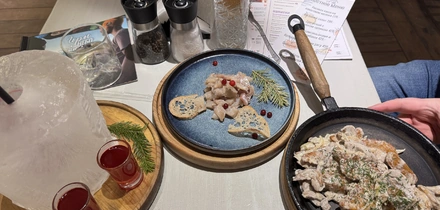 Коктейль «Поцелуй Байкала», сагудай из&nbsp;омуля и&nbsp;жарёха с&nbsp;лисичками. Фото Дарьи Ардаминой