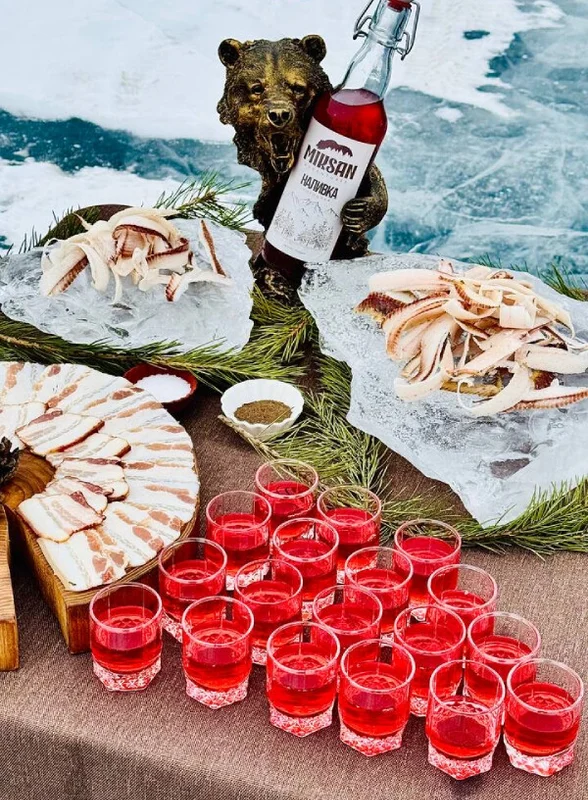 Омуль, хлебушек и холодная рюмашка: от чего кайфуют туристы на Байкале