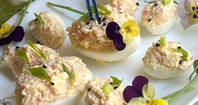 Яйца, фаршированные крабовыми палочками