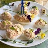 Яйца, фаршированные крабовыми палочками