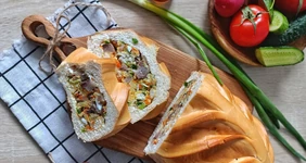 Батон, фаршированный сельдью, морковью, яйцом и зеленью