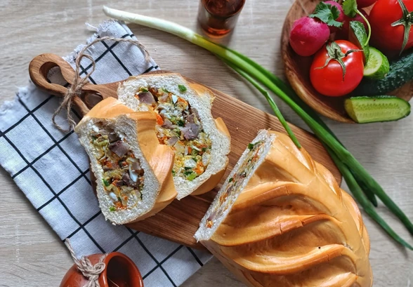Рецепт «Батон, фаршированный сельдью, морковью, яйцом и зеленью» Рецепт «Батон, фаршированный сельдью, морковью, яйцом и зеленью»