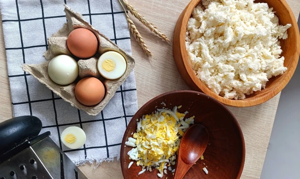 Батон, фаршированный сельдью, морковью, яйцом и зеленью, шаг 4/10