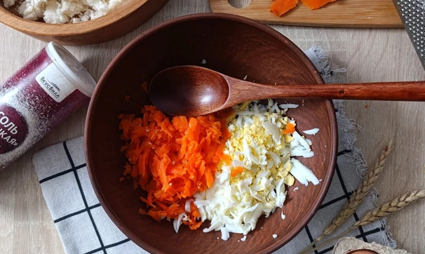Батон, фаршированный сельдью, морковью, яйцом и зеленью, шаг 5/10