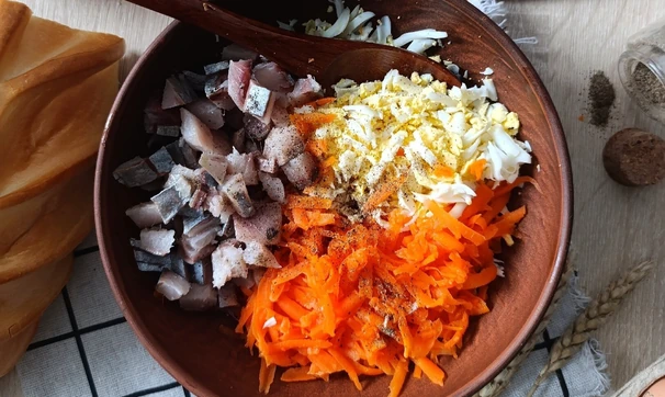 Батон, фаршированный сельдью, морковью, яйцом и зеленью, шаг 6/10