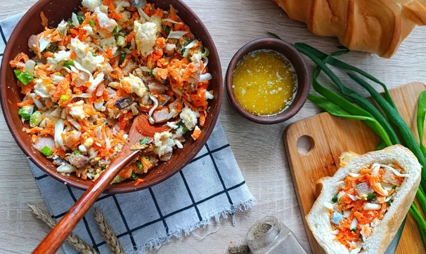 Батон, фаршированный сельдью, морковью, яйцом и зеленью, шаг 8/10