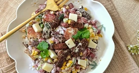 Салат для большой компании с фасолью и сухариками