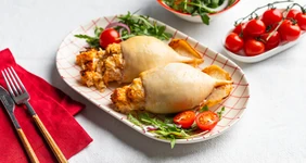 Кальмар, фаршированный сыром и курицей