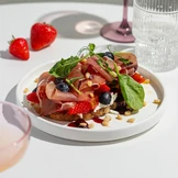 Брускетта с пармой и кремчизом