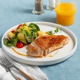 Стейк из индейки с салатом из яблок