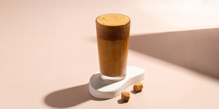 Айс раф, кофе с урбечем и матча латте: рецепты холодного кофе для летнего настроения