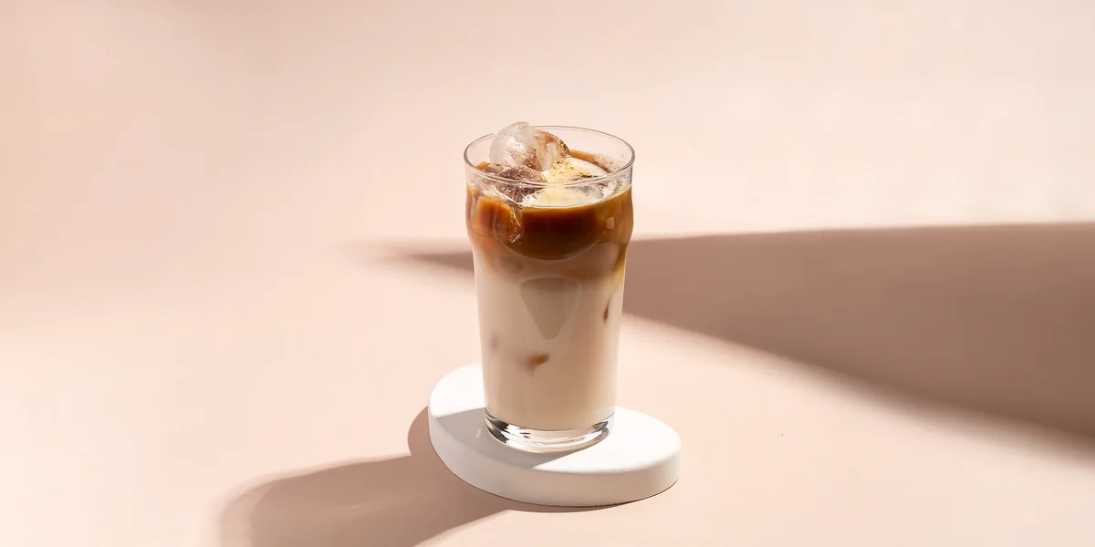 Айс раф, кофе с урбечем и матча латте: рецепты холодного кофе для летнего настроения