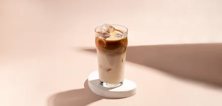 Айс раф, кофе с урбечем и матча латте: рецепты холодного кофе для летнего настроения