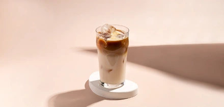 Айс раф, кофе с урбечем и матча латте: рецепты холодного кофе для летнего настроения