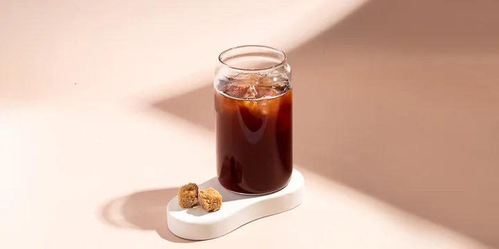 Айс раф, кофе с урбечем и матча латте: рецепты холодного кофе для летнего настроения