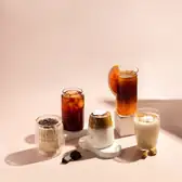 Айс раф, кофе с&nbsp;урбечем и&nbsp;матча латте: рецепты холодного кофе для&nbsp;летнего настроения