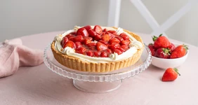 Клубничный пирог из слоёного теста