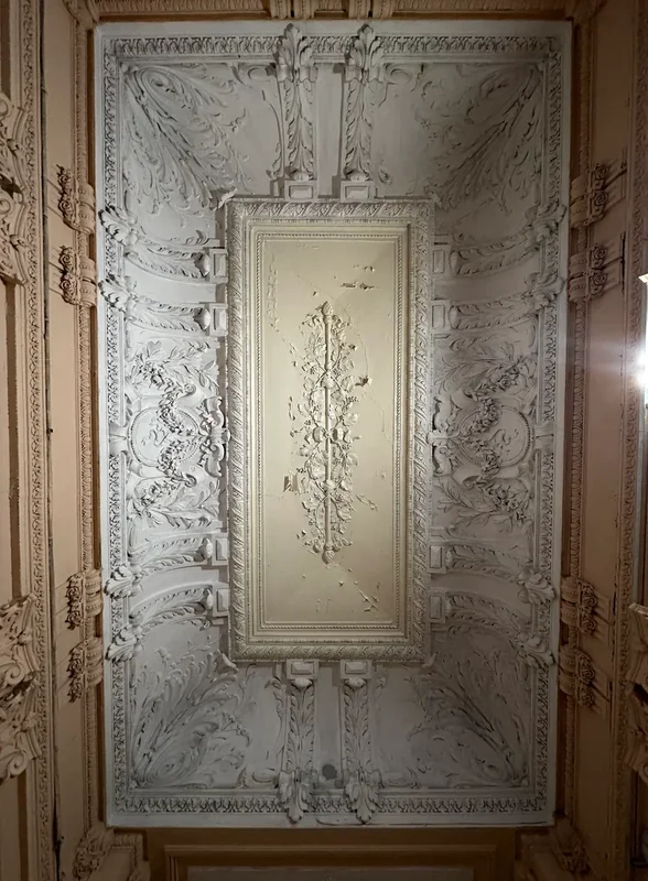 Зачем мы ходим по парадным Петербурга и не только