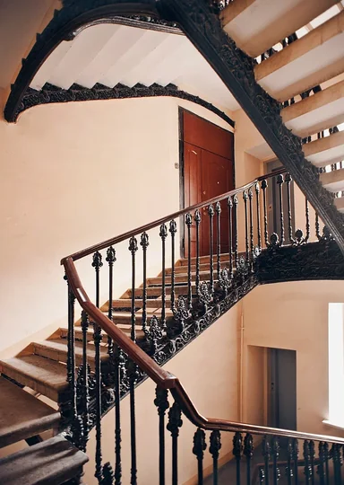 Зачем мы ходим по парадным Петербурга и не только