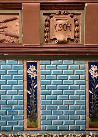 Зачем мы ходим по парадным Петербурга и не только