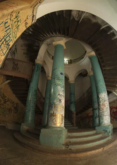 Зачем мы ходим по парадным Петербурга и не только