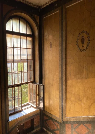 Зачем мы ходим по парадным Петербурга и не только