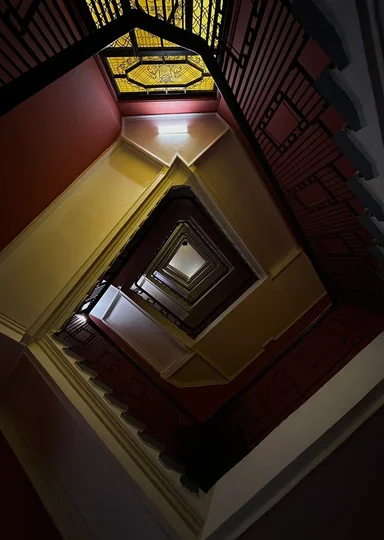 Зачем мы ходим по парадным Петербурга и не только